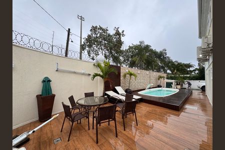 Casa de condomínio para alugar com 260m², 4 quartos e 4 vagas Casa de condomínio para alugar com 260m², 4 quartos e 4 vagasÁrea externa