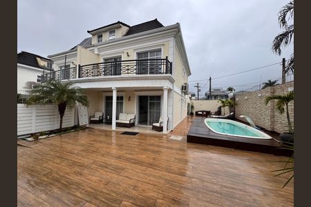 Casa de condomínio para alugar com 260m², 4 quartos e 4 vagas Casa de condomínio para alugar com 260m², 4 quartos e 4 vagasÁrea externa