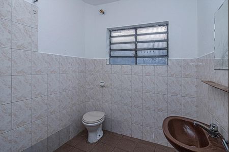 banheiro social_1 de casa para alugar com 2 quartos, 100m² em Vila Brasilina, São Paulo