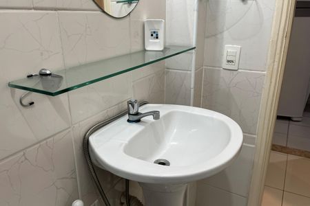 Banheiro de apartamento para alugar com 1 quarto, 55m² em Boqueirão, Santos