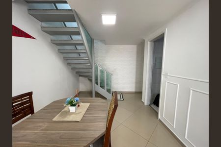 Sala de casa de condomínio à venda com 2 quartos, 80m² em Jardim Sarah, São Paulo