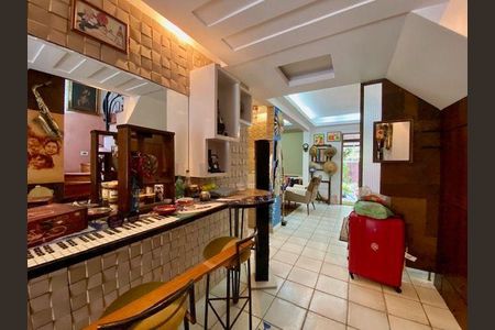 Casa à venda com 3 quartos, 200m² em Maria Paula, Niterói