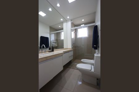 Apartamento à venda com 368m², 4 quartos e 5 vagasBanheiro da Suíte 2