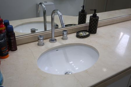 Apartamento à venda com 368m², 4 quartos e 5 vagasBanheiro da Suíte 2