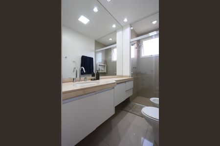 Apartamento à venda com 368m², 4 quartos e 5 vagasBanheiro da Suíte 2