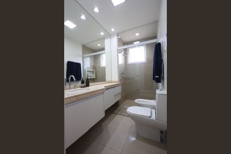 Apartamento à venda com 368m², 4 quartos e 5 vagasBanheiro da Suíte 2