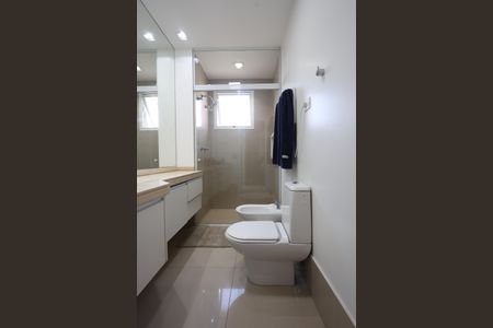 Apartamento à venda com 368m², 4 quartos e 5 vagasBanheiro da Suíte 2