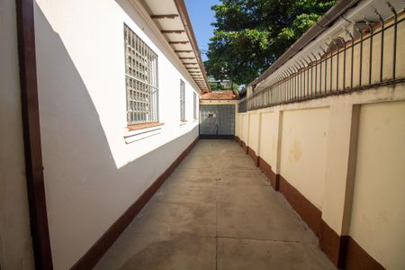 Casa para alugar com 400m², 2 quartos e 4 vagas Casa para alugar com 400m², 2 quartos e 4 vagasCorredor / Garagem