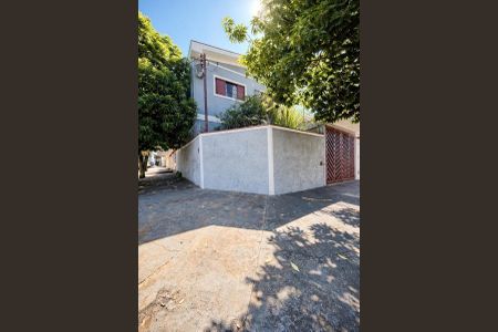 Casa para alugar com 192m², 3 quartos e 3 vagas Casa para alugar com 192m², 3 quartos e 3 vagasFachada