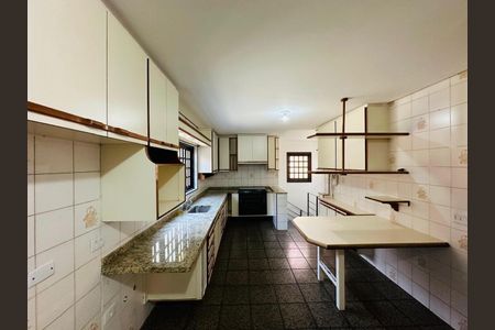 Casa para alugar com 340m², 4 quartos e 5 vagas