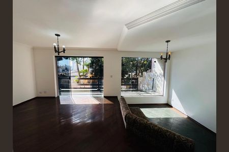 Casa para alugar com 340m², 4 quartos e 5 vagas