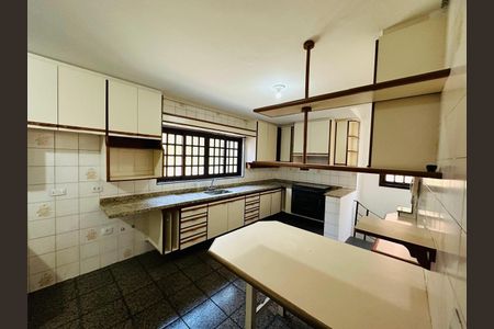 Casa para alugar com 340m², 4 quartos e 5 vagas