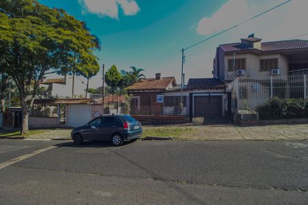 Casa à venda com 250m², 3 quartos e 2 vagas Casa à venda com 250m², 3 quartos e 2 vagasFachada