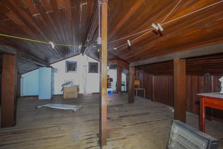Casa à venda com 250m², 3 quartos e 2 vagas Casa à venda com 250m², 3 quartos e 2 vagasSótão