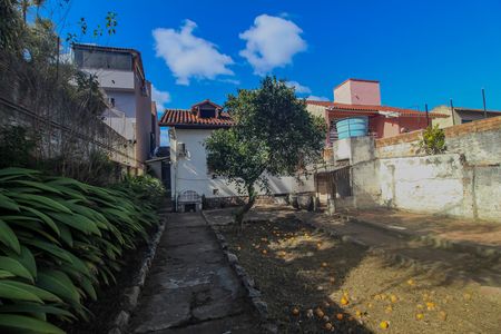 Casa à venda com 250m², 3 quartos e 2 vagas Casa à venda com 250m², 3 quartos e 2 vagasQuintal