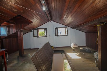 Casa à venda com 250m², 3 quartos e 2 vagas Casa à venda com 250m², 3 quartos e 2 vagasSótão