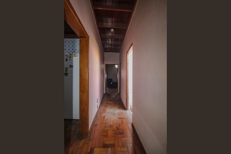 Casa à venda com 250m², 3 quartos e 2 vagas Casa à venda com 250m², 3 quartos e 2 vagasCorredor