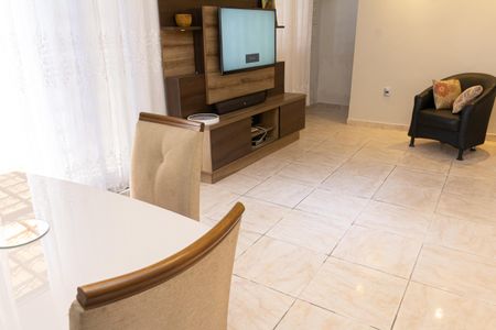 Casa para alugar com 200m², 3 quartos e 2 vagasSala