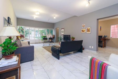 Casa à venda com 3 quartos, 385m² em Vila Cordeiro, São Paulo