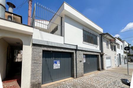 Casa para alugar com 236m², 3 quartos e 3 vagasFachada + plaquinha 