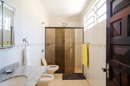 Casa para alugar com 236m², 3 quartos e 3 vagasBanheiro da suíte