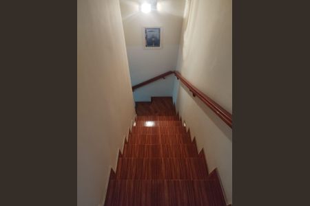 Casa para alugar com 68m², 3 quartos e 2 vagas Casa para alugar com 68m², 3 quartos e 2 vagasEscada