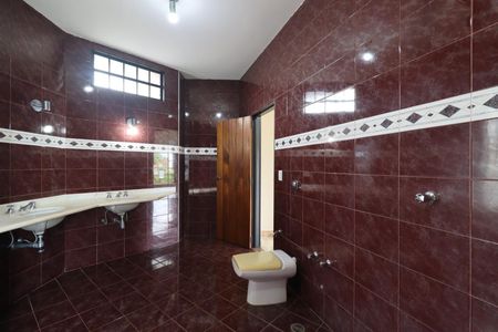 Casa para alugar com 442m², 5 quartos e 4 vagasBanheiro da Suíte