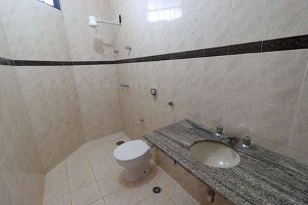 Casa para alugar com 442m², 5 quartos e 4 vagasBanheiro