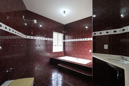 Casa para alugar com 442m², 5 quartos e 4 vagasBanheiro da Suíte