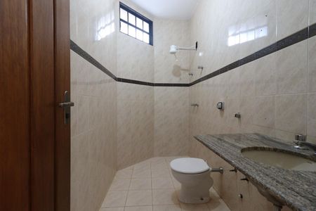 Casa para alugar com 442m², 5 quartos e 4 vagasBanheiro