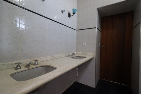 Casa para alugar com 442m², 5 quartos e 4 vagasBanheiro da Suíte 1