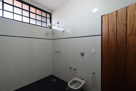 Casa para alugar com 442m², 5 quartos e 4 vagasBanheiro da Suíte 1