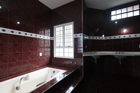 Casa para alugar com 442m², 5 quartos e 4 vagasBanheiro da Suíte