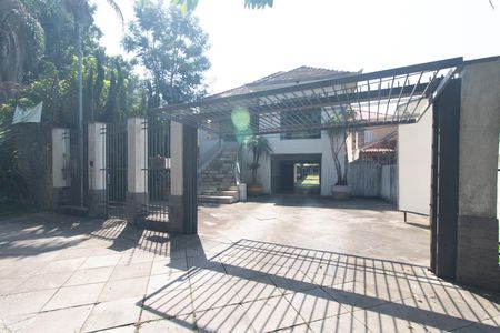 Casa para alugar com 366m², 4 quartos e 14 vagas Casa para alugar com 366m², 4 quartos e 14 vagasFachada