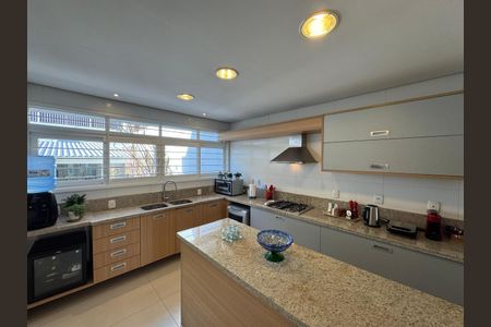 Casa à venda com 291m², 4 quartos e 4 vagasCozinha