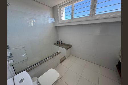Casa à venda com 291m², 4 quartos e 4 vagasBanheiro