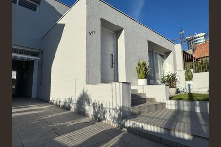 Casa à venda com 291m², 4 quartos e 4 vagasFachada