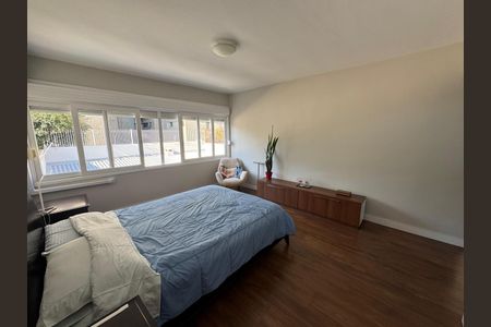 Casa à venda com 291m², 4 quartos e 4 vagasQuarto