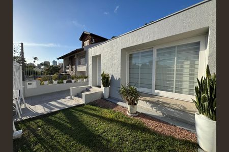Casa à venda com 291m², 4 quartos e 4 vagasFachada