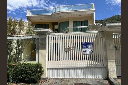 Casa para alugar com 390m², 4 quartos e 2 vagasFachada + plaquinha