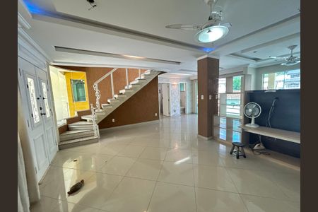 Sala de casa para alugar com 4 quartos, 390m² em Vila Valqueire, Rio de Janeiro