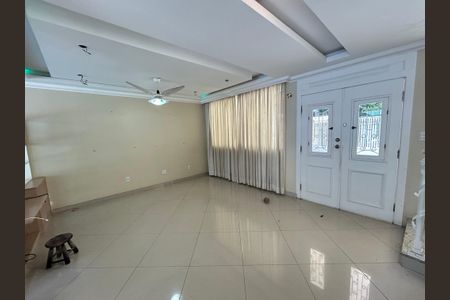 Casa à venda com 390m², 4 quartos e 2 vagasSala