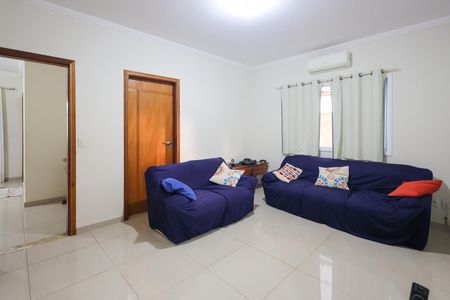 Casa de condomínio para alugar com 1000m², 3 quartos e 4 vagasSala de TV