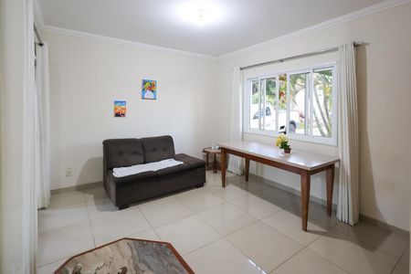 Casa de condomínio para alugar com 1000m², 3 quartos e 4 vagasSala de Estar