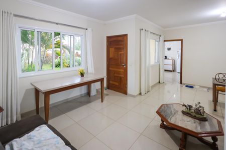 Casa de condomínio para alugar com 1000m², 3 quartos e 4 vagasSala de Estar