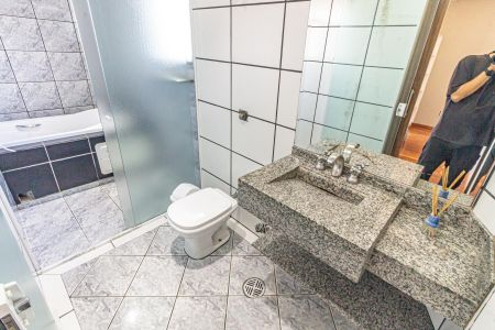 Casa à venda com 342m², 3 quartos e 5 vagasBanheiro da Suíte 2