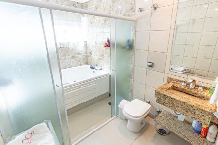Casa à venda com 342m², 3 quartos e 5 vagasBanheiro da Suíte 1