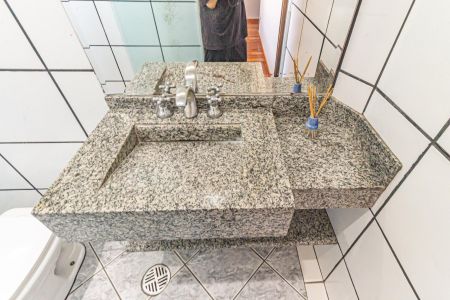 Casa à venda com 342m², 3 quartos e 5 vagasBanheiro da Suíte 2