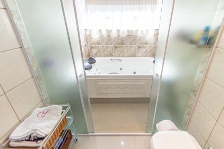 Casa à venda com 342m², 3 quartos e 5 vagasBanheiro da Suíte 1