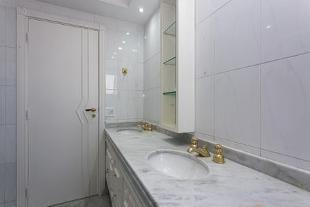Apartamento à venda com 245m², 4 quartos e 3 vagas Apartamento à venda com 245m², 4 quartos e 3 vagasBanheiro da Suíte 3
